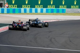 Lewis Hamilton, Mercedes AMG F1 W10 passeert Max Verstappen, Red Bull Racing RB15