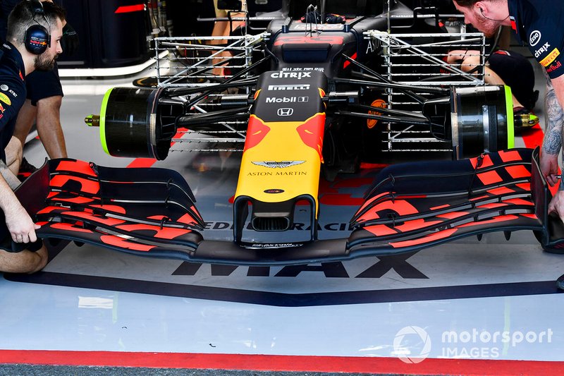 I meccanici installano il musetto alla monoposto di Max Verstappen, Red Bull Racing RB15