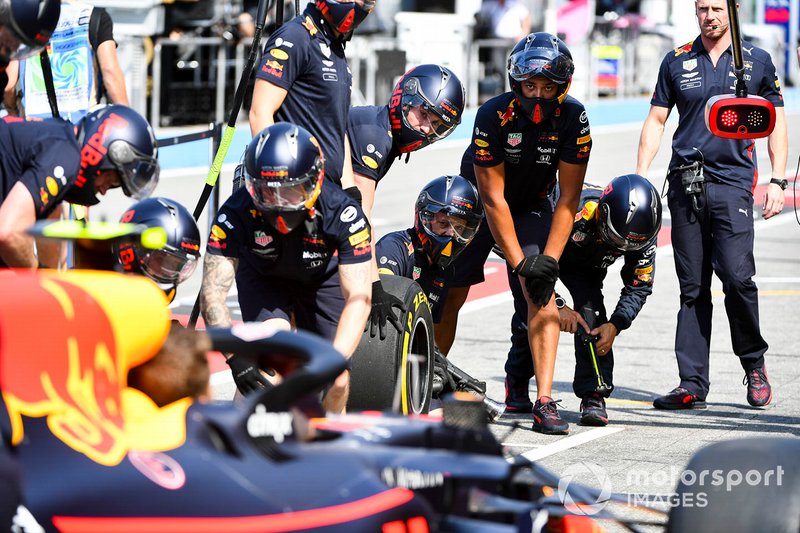L'équipe Red Bull s'entraîne avec la voiture de Pierre Gasly, Red Bull Racing RB15