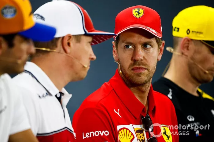 Sebastian Vettel, Ferrari y Kimi Raikkonen, Alfa Romeo Racing en la conferencia de prensa 