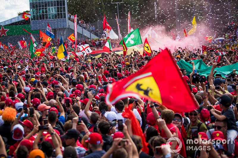 Los fans celebran la victoria de Ferrari en casa