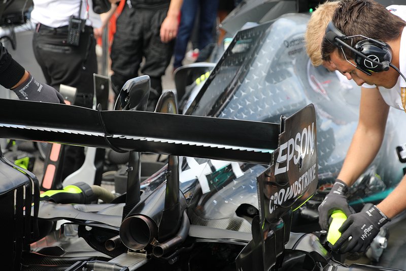 Lewis Hamilton, Mercedes AMG F1 W10, dettaglio dell'ala posteriore