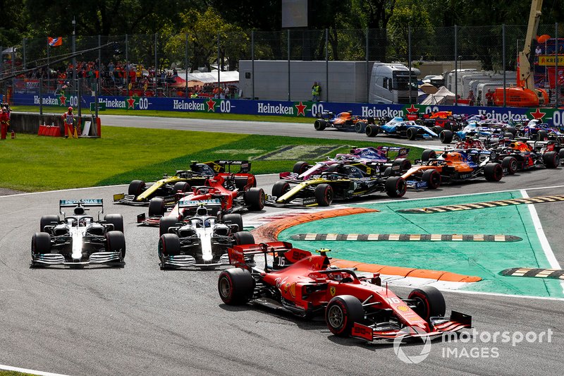 Charles Leclerc, Ferrari SF90, Lewis Hamilton, Mercedes AMG F1 W10 and Valtteri Bottas, Mercedes AMG W10 al inicio