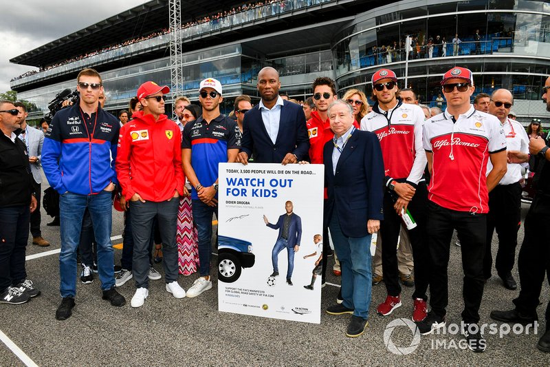 Daniil Kvyat, Toro Rosso, Sebastian Vettel, Ferrari, Pierre Gasly, Toro Rosso, il calciatore Didier Drogba, Charles Leclerc, Ferrari, Jean Todt, President, FIA, Antonio Giovinazzi, Alfa Romeo Racing, e Kimi Raikkonen, Alfa Romeo Racing, in supporto di una campagna per la guida più sicura