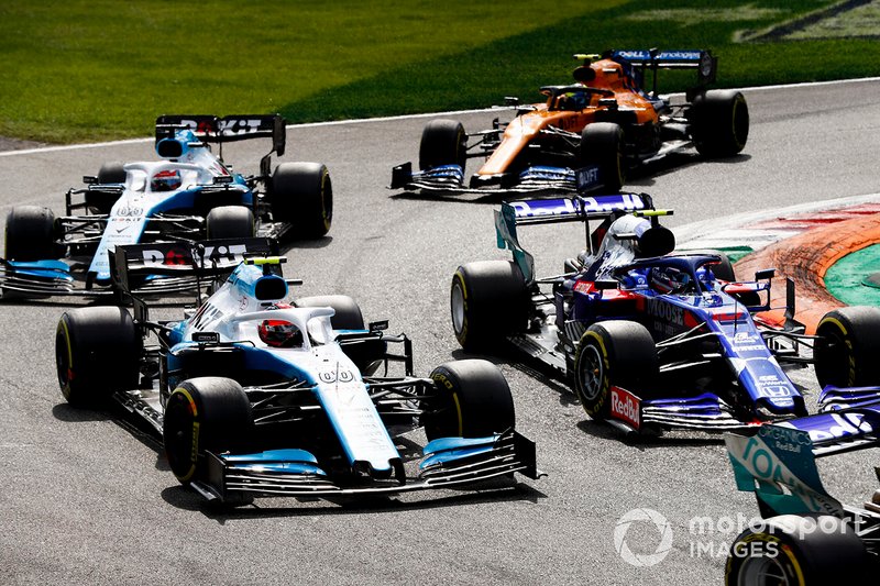 Pierre Gasly, Toro Rosso STR14, lidera Robert Kubica, Williams FW42, George Russell, Williams Racing FW42, y Lando Norris, McLaren MCL34, en la salida