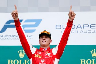 Podio: il vincitore della gara Mick Schumacher, Prema Racing