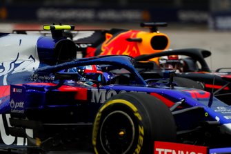 Pierre Gasly, Toro Rosso STR14, Max Verstappen, Red Bull Racing RB15