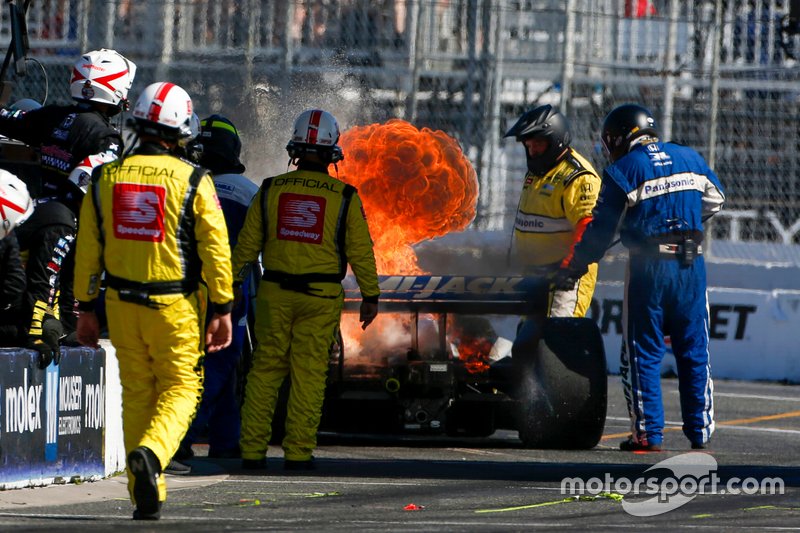 Fogo no carro de Takuma Sato