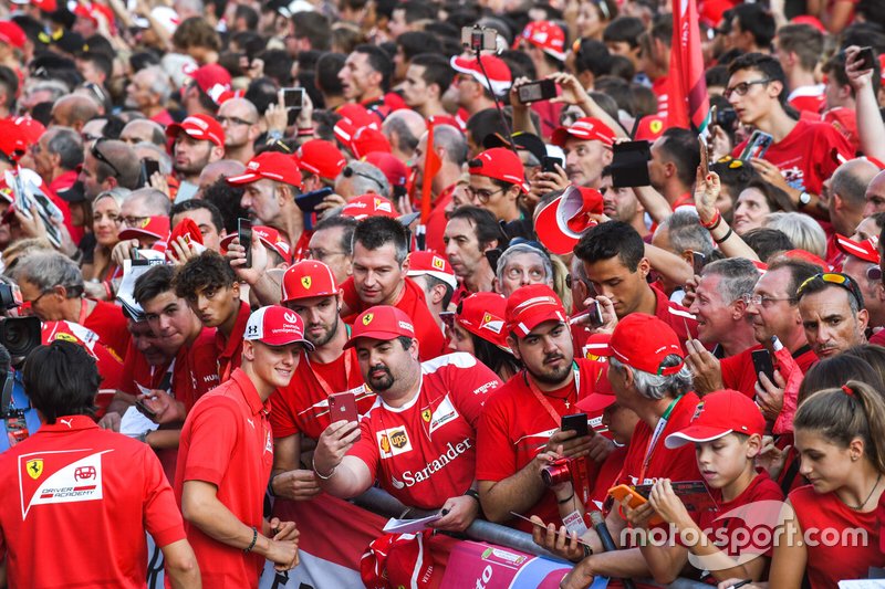 Mick Schumacher ile selfie