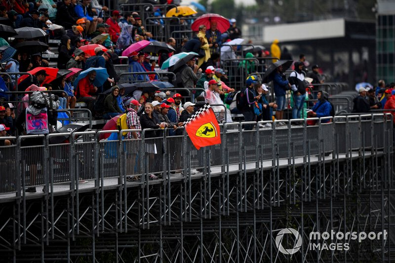 Los aficionados de Monza bajo la lluvia