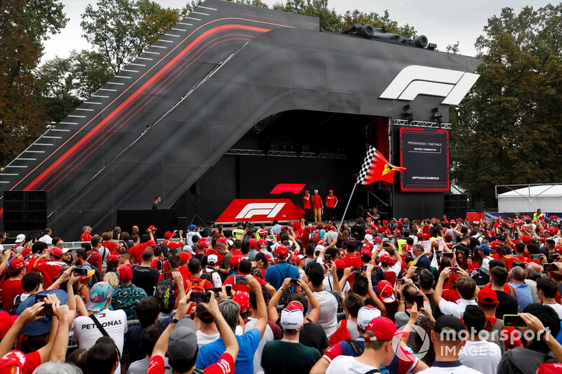 Sebastian Vettel, Ferrari e Charles Leclerc, Ferrari sul palco nella fan zone