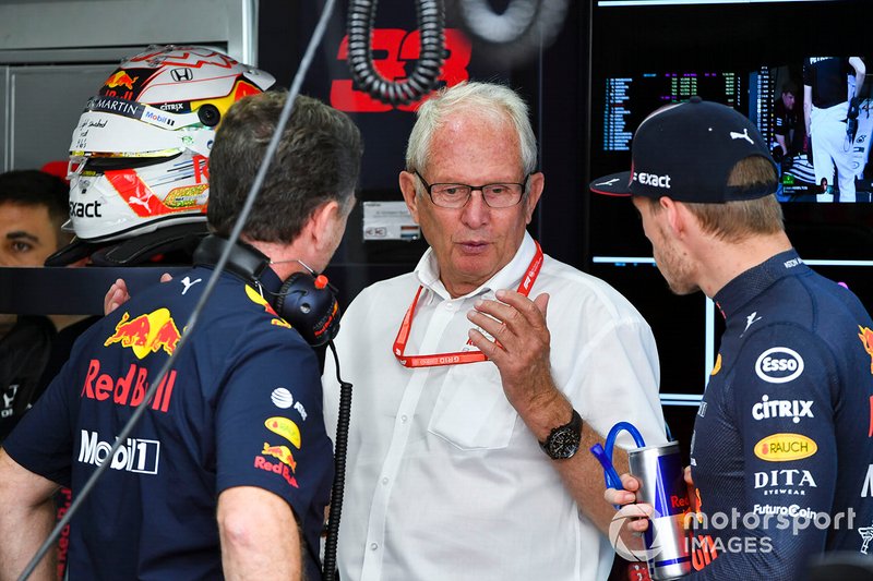 Christian Horner, Team Principal, Red Bull Racing, Helmut Markko, Consultant, Red Bull Racing, et Max Verstappen, Red Bull Racing, dans le garage