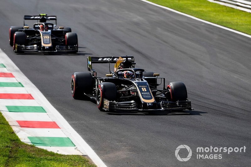 Romain Grosjean, Haas F1 Team VF-19, precede Kevin Magnussen, Haas F1 Team VF-19
