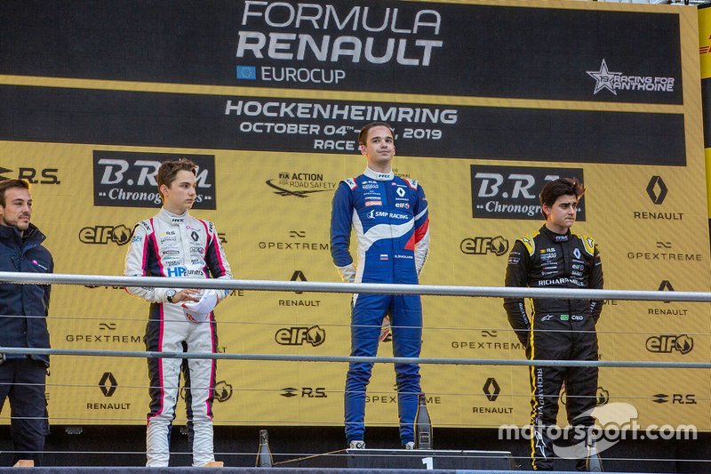 Podio di gara 1: il vincitore Victor Martins, MP motorsport, secondo classificato Oscar Piastri, R-ACE GP, terzo classificato Caio Collet, R-ACE GP