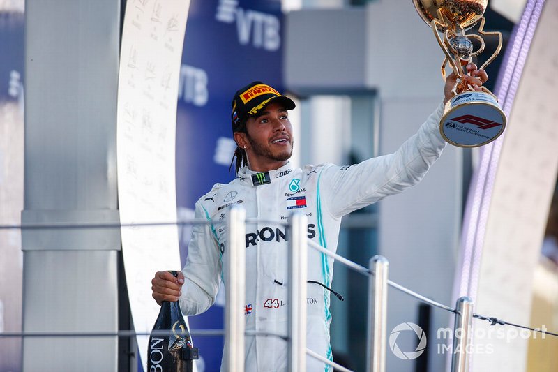 Lewis Hamilton, Mercedes AMG F1, fête sa victoire sur le podium