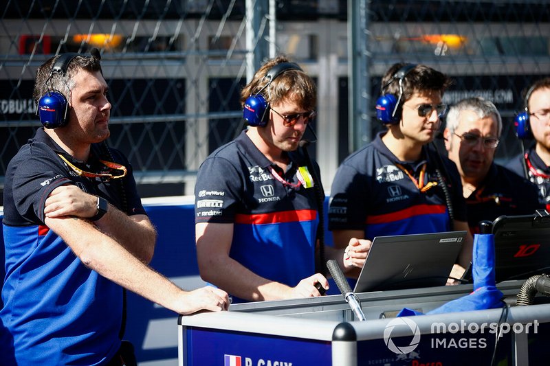 Los ingenieros de Toro Rosso en la parrilla