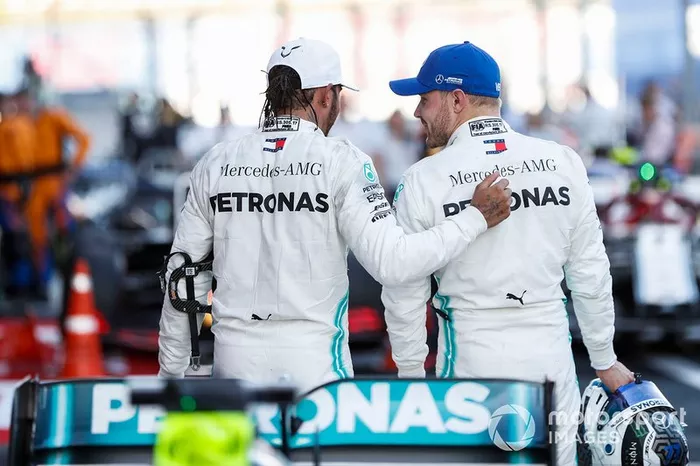 Ganador Lewis Hamilton, Mercedes AMG F1, celebra en parc ferme con Valtteri Bottas, Mercedes AMG F1 