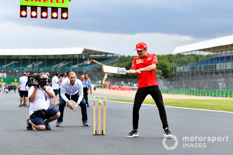 Charles Leclerc, Ferrari, jugando a cricket