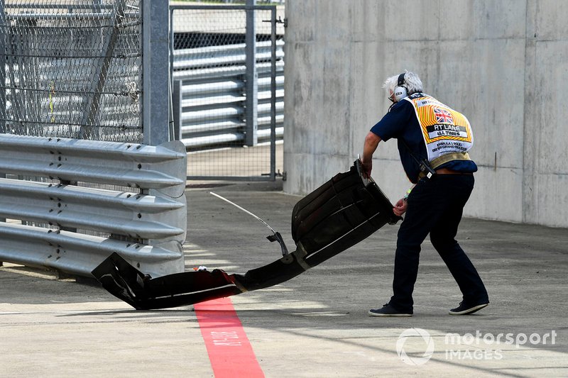 A asa do piloto francês ficou pelo caminho. Depois, ele ainda rodou no circuito de Silverstone