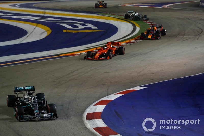 Lewis Hamilton, Mercedes AMG F1 W10, precede Sebastian Vettel, Ferrari SF90, Max Verstappen, Red Bull Racing RB15, e Valtteri Bottas, Mercedes AMG W10