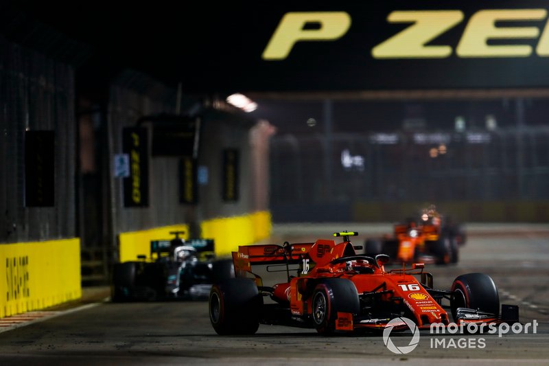 Charles Leclerc, Ferrari SF90, precede Lewis Hamilton, Mercedes AMG F1 W10