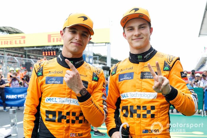 El hombre de la pole Lando Norris, McLaren F1 Team, Oscar Piastri, McLaren F1 Team, en el Parc Ferme tras la clasificación