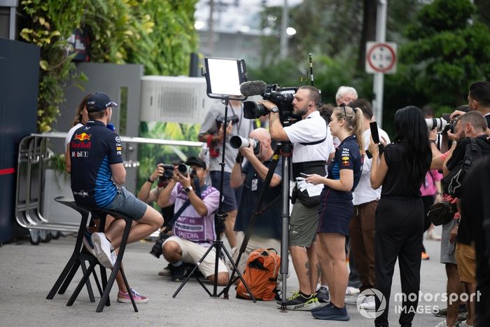 Max Verstappen, Red Bull Racing, es entrevistado