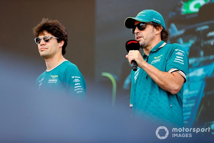 Lance Stroll, Aston Martin F1 Team, Fernando Alonso, Aston Martin F1 Team, en el escenario de la fanzone