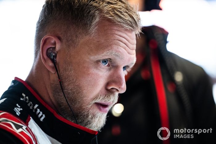 Kevin Magnussen, Haas F1 Team, en el garaje 