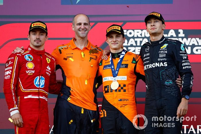 Oscar Piastri, McLaren F1 Team, 1ª posición, con Charles Leclerc, Scuderia Ferrari, 2ª posición, George Russell, Mercedes-AMG F1 Team, 3ª posición, Tom Stallard, Ingeniero de Carrera, McLaren F1 Team, en el podio. 