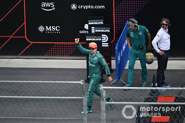 Fernando Alonso, Aston Martin F1 Team, saluda a los aficionados
