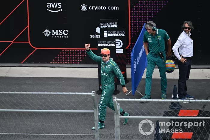 Fernando Alonso, Aston Martin F1 Team, saluda a los aficionados