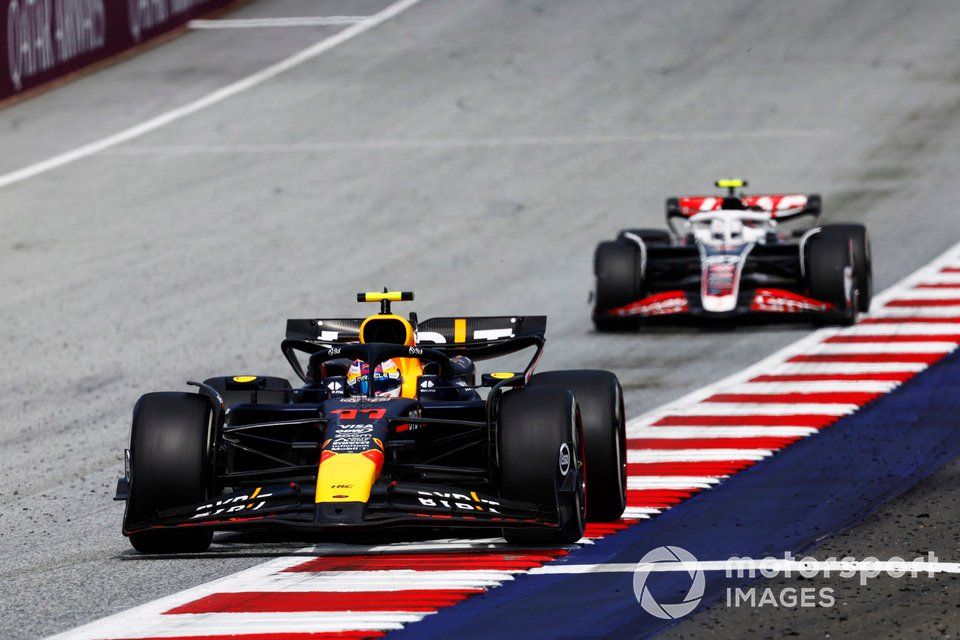 Sergio Perez, Red Bull Racing RB20, Nico Hulkenberg, Haas VF-24