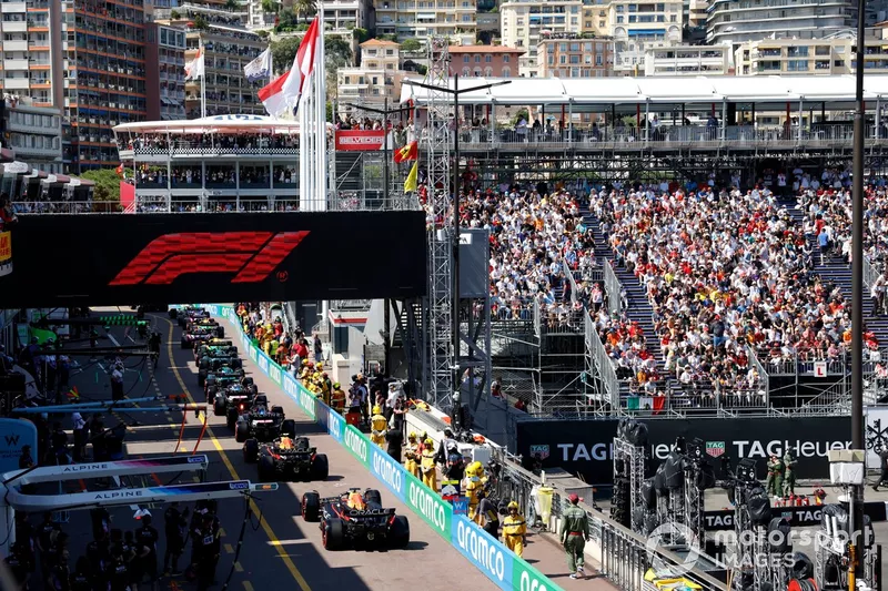 Sergio Perez, Red Bull Racing RB20, Max Verstappen, Red Bull Racing RB20, dans la file d'attente pour quitter les stands.