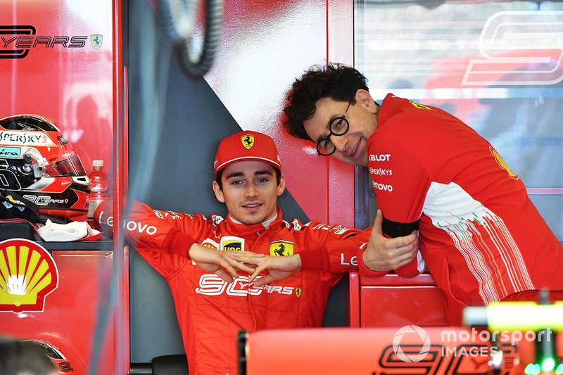 Durante o lançamento do novo carro da Ferrari, Mattia Binotto deu a dica: “Sebastian tem pouco a provar e ele permanece como nosso guia. Charles ainda precisa aprender, mas sabemos quão talentoso ele é. De qualquer forma, espero ter esse problema de ter dois dos nossos pilotos brigando pela ponta.”