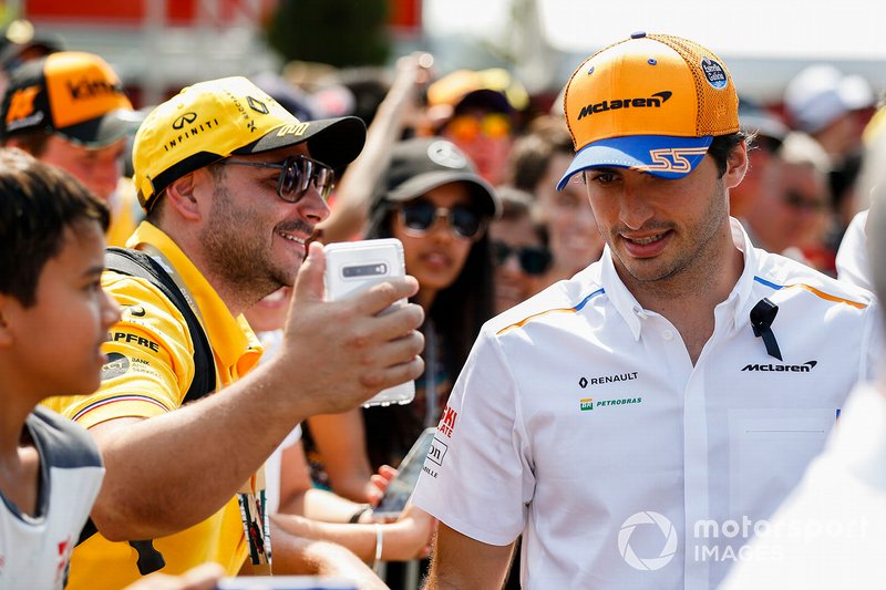 Carlos Sainz Jr., McLaren llega al paddock con un Black Ribbon en memoria de Charlie Whiting
