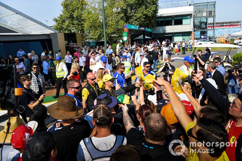 Daniel Ricciardo, Renault, deelt handtekeningen uit aan fans