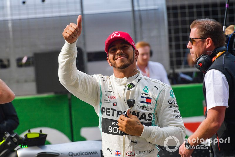 Lewis Hamilton, Mercedes AMG F1, acknowledges the crowd