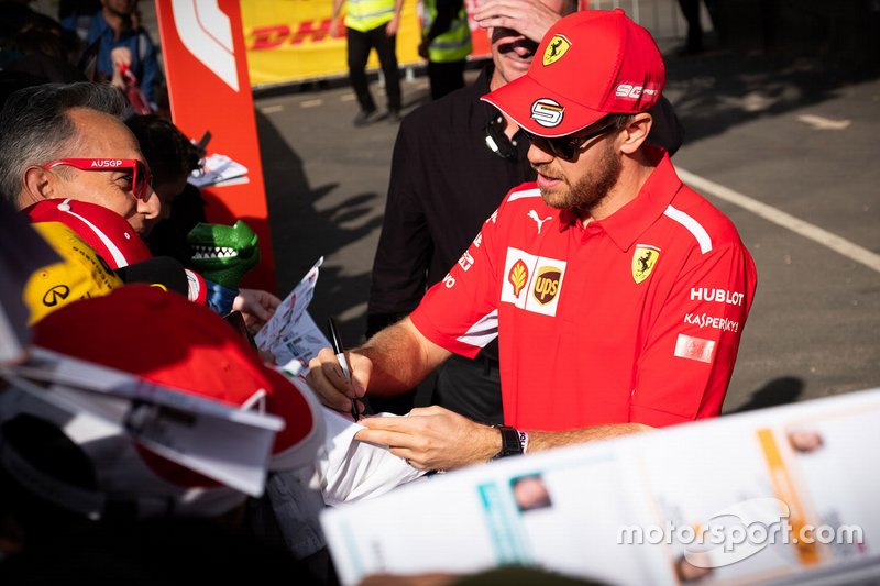 Sebastian Vettel, Ferrari, firma autografi ai tifosi