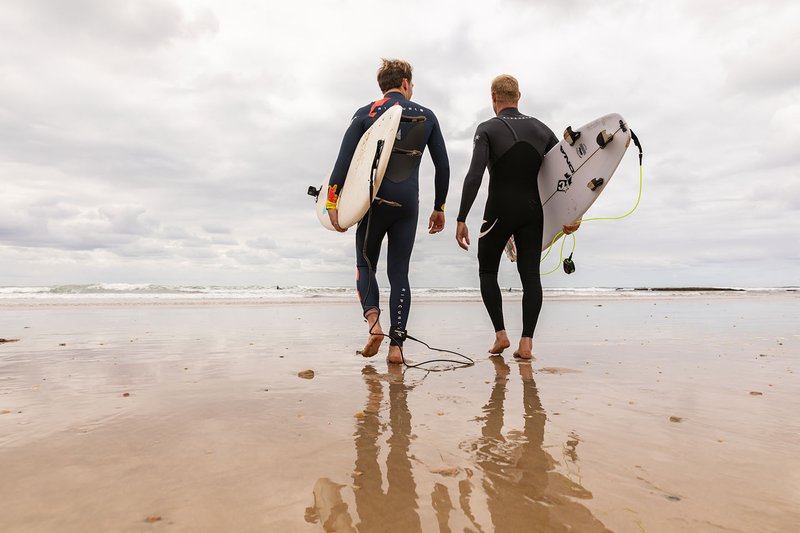 El tres veces campeón del mundo de surf Mick Fanning lleva a Pierre Gasly a surfear en Torquay