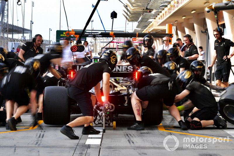 Romain Grosjean, Haas F1 Team VF-19, ai box durante le Qualifiche