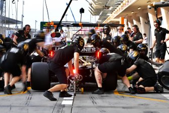 Romain Grosjean, Haas F1 Team VF-19, dans les stands durant les qualifications
