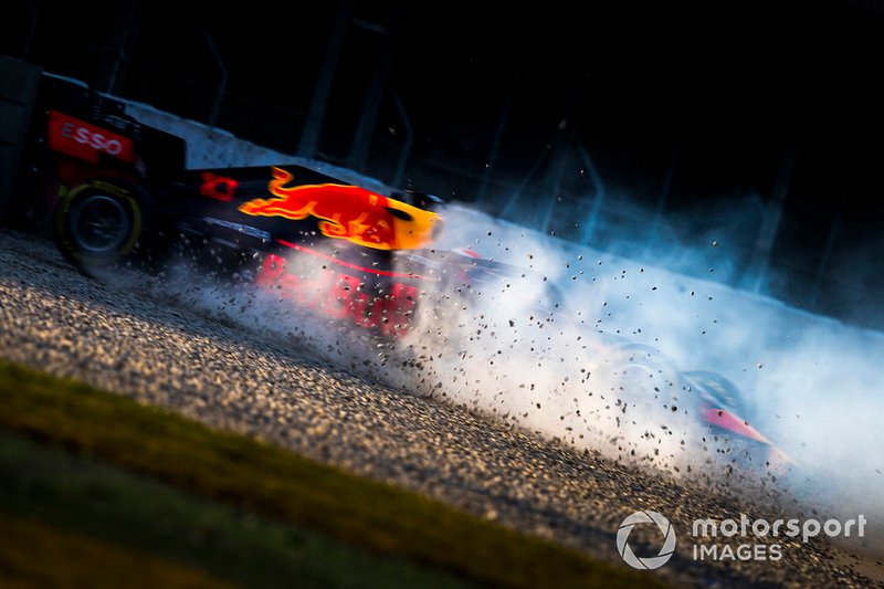 Pierre Gasly, Red Bull Racing RB15, se va a la grava