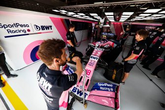 Lance Stroll, Racing Point RP19, in de garage