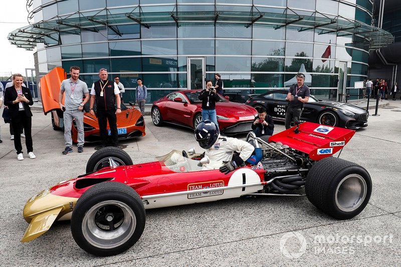 Damon Hill conduce el Lotus 49 que le dio el título de 1968 a su padre Graham Hill