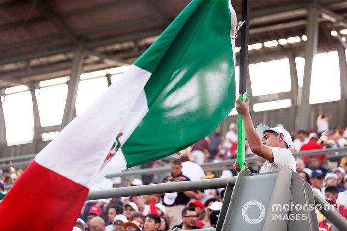 Fan con una bandera de México