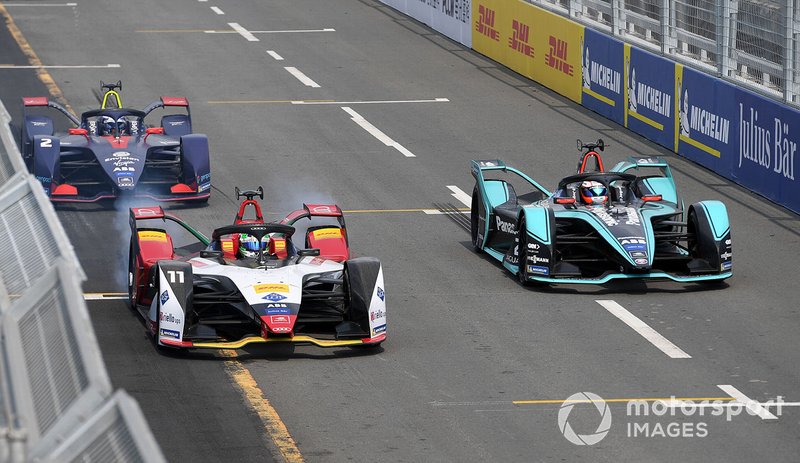 Lucas Di Grassi, Audi Sport ABT Schaeffler, Audi e-tron FE05, performs a practice start with Mitch Evans, Panasonic Jaguar Racing, Jaguar I-Type 3, Sam Bird, Envision Virgin Racing, Audi e-tron FE05