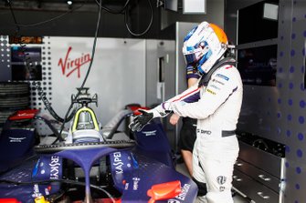 Sam Bird se prépare à entrer dans son Envision Virgin Racing Audi e-tron FE05