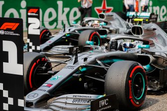 Valtteri Bottas, Mercedes AMG W10 en Lewis Hamilton, Mercedes AMG F1 W10 in Parc Ferme