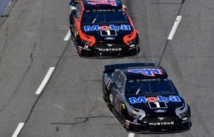 Kevin Harvick, Stewart-Haas Racing, Ford Mustang Mobil 1, Clint Bowyer, Stewart-Haas Racing, Ford Mustang Mobil 1 / Rush Truck Centers